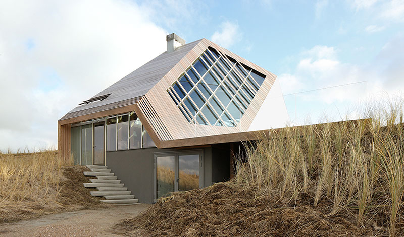 Dřevěný dům, který je z každé strany jiný, si vyrábí energii sám