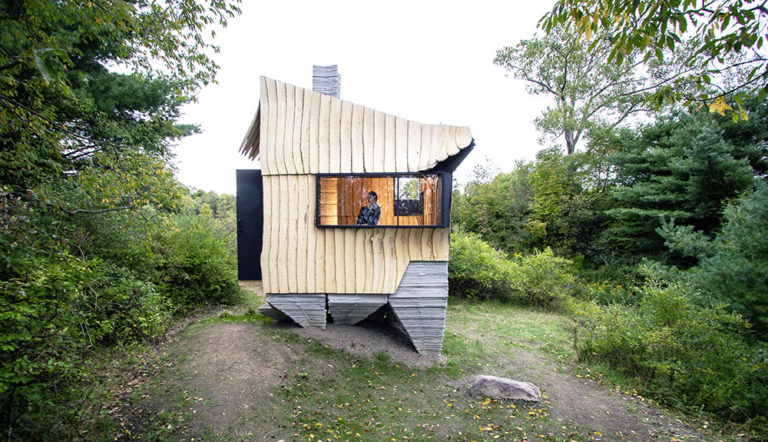 Prototyp domu budoucnosti? Chatu postavili z poškozeného dřeva s pomocí 3D tiskárny