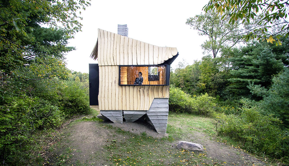 Prototyp domu budoucnosti? Chatu postavili z poškozeného dřeva s pomocí 3D tiskárny
