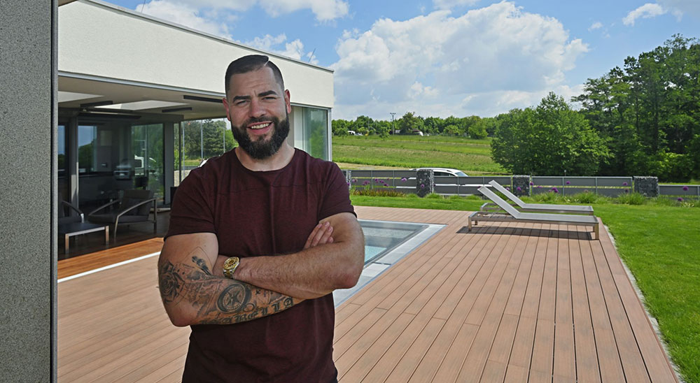 Inspirujte se stylovou terasou u domu hokejového obránce Romana Poláka