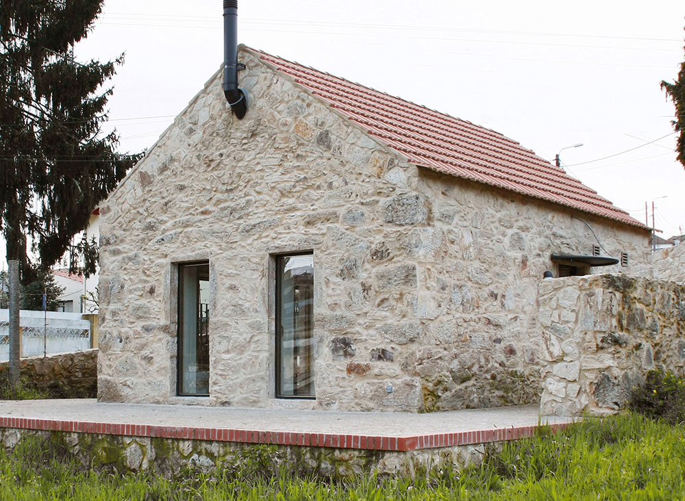 Malá hospodářská stavba ve vinici se po rekonstrukci proměnila v moderní kamenný dům