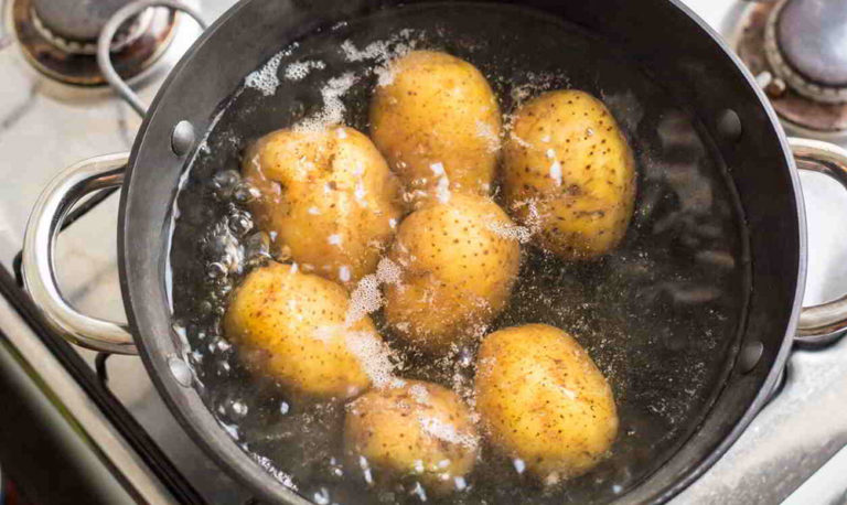 Nevylévejte vodu, ve které jste vařili brambory! Má své využití v zahradě