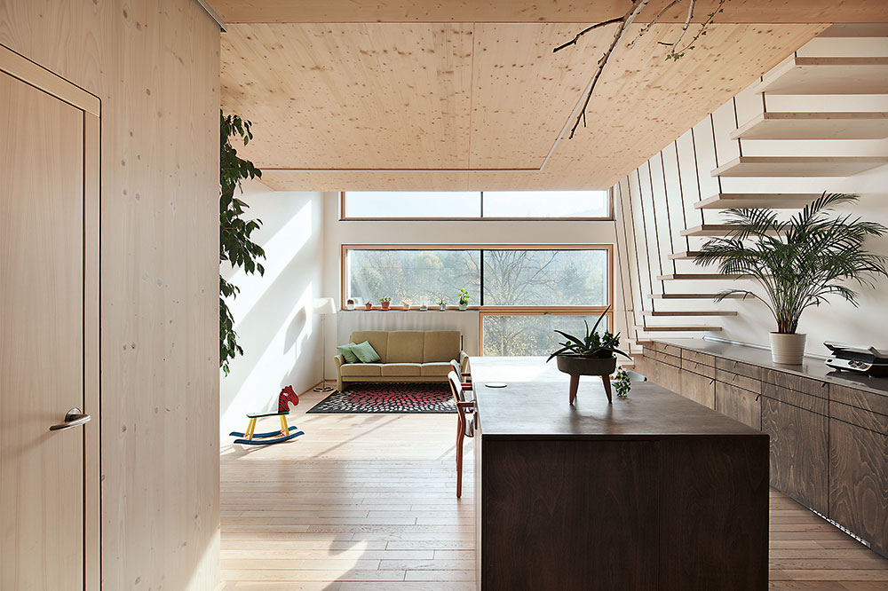 Zajímavostí lepených dřevěných panelů CLT je to, že tento konstrukční materiál může být v interiéru zároveň i pohledový. „Líbí se mi viditelná dřevěná konstrukce, máme několik pohledových stěn a stropů. Mám ráda i vůni domu a velká okna,“ říká domácí paní.
