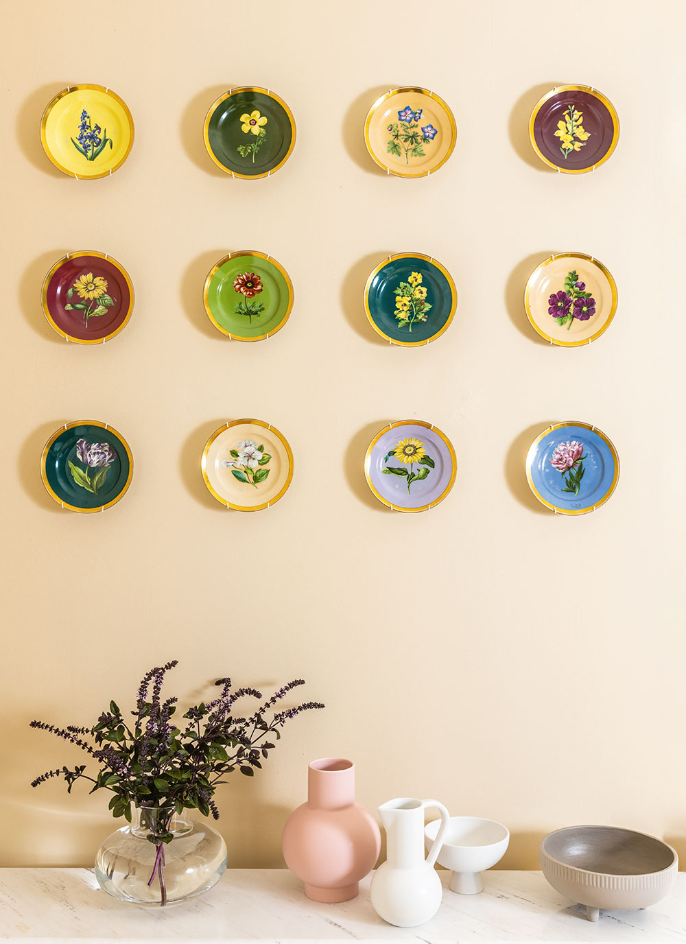 Krásným dekorativním prvkem jsou originální talíře zavěšené na stěně.