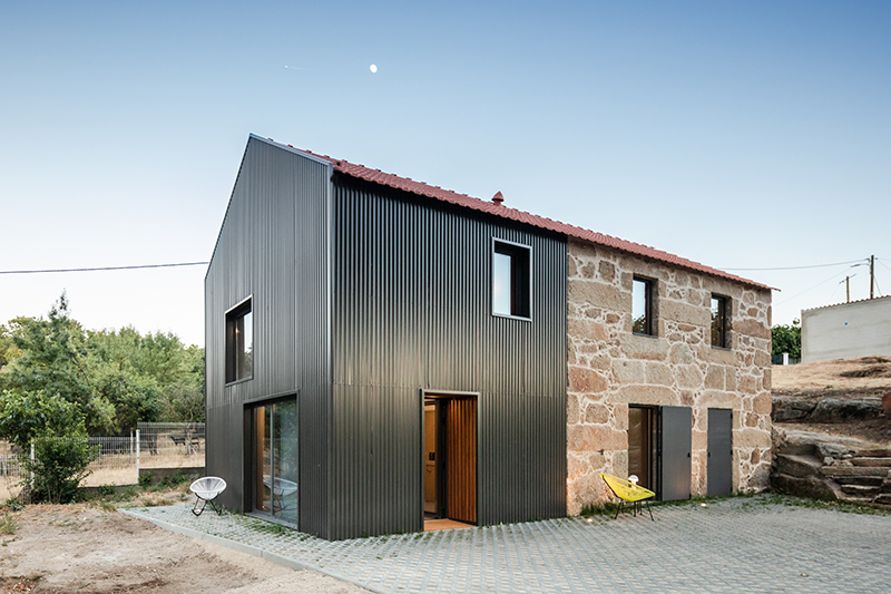 Dům se dvěma fasádami poskytuje komfortní bydlení s jednoduchou dispozicí