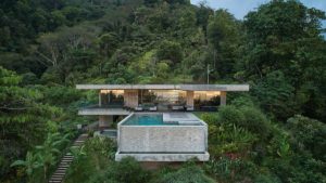 Drsný luxus, který není pro každého: Čeští architekti navrhli betonovou vilu v džungli