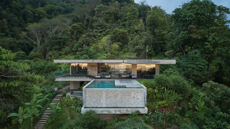 Drsný luxus, který není pro každého: Čeští architekti navrhli betonovou vilu v džungli