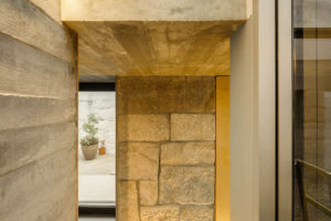 Žula a pohledový beton v interiéru