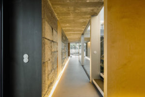 Žula a pohledový beton v interiéru