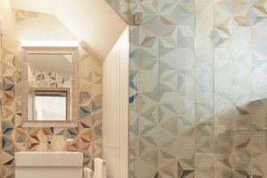 Barevná keramická mozaika koupelna