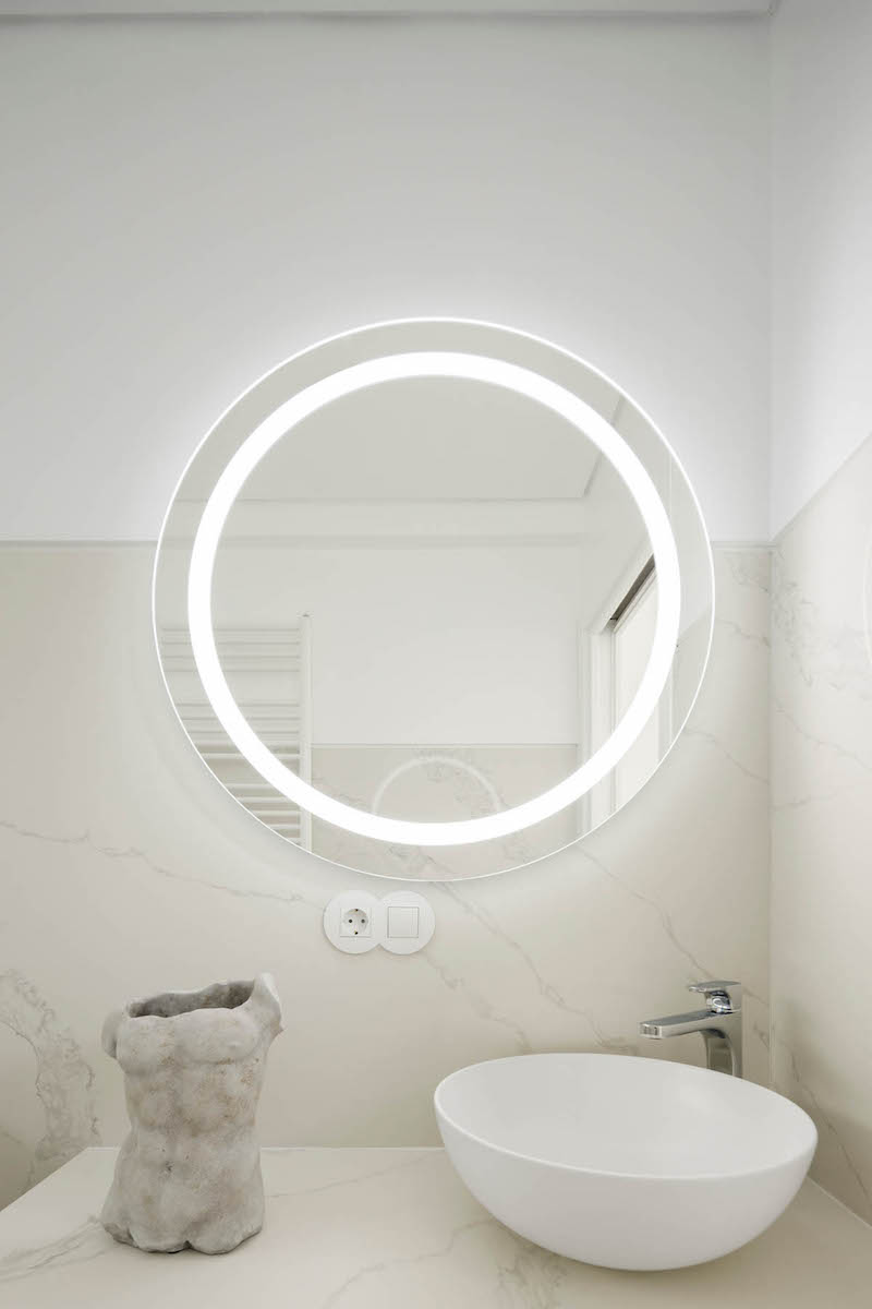 Koupelna s podsvíceným zrcadlem