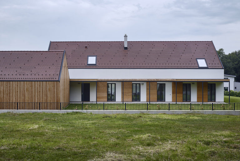 Moderní venkovský dům kombinuje to nejlepší z tradic a moderních technologií