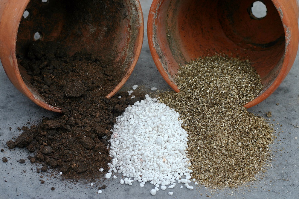Komponenty pro zalévání půdy - vermikulit a perlit
