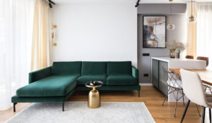 Zelený gauč v obývací části