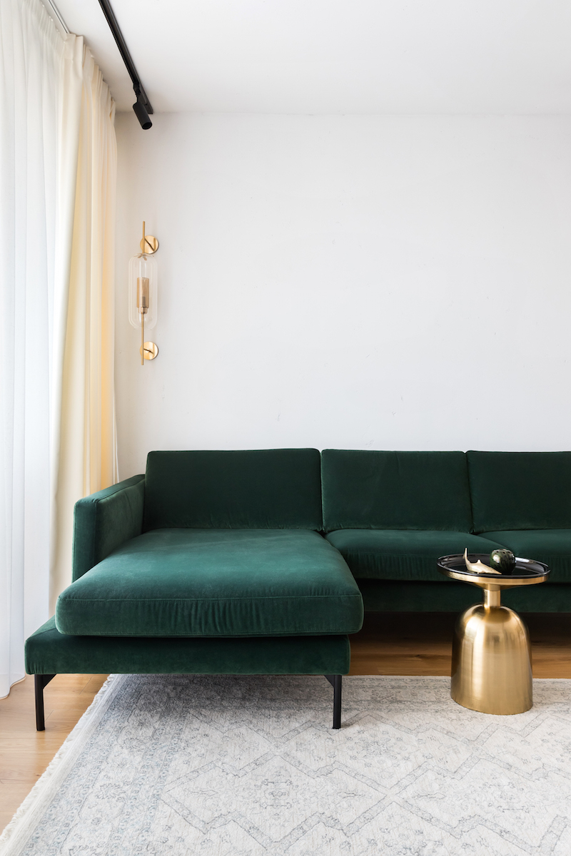 Zelený gauč v obýváku