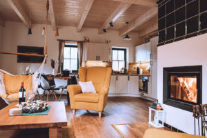 Obývací pokoj s trámy