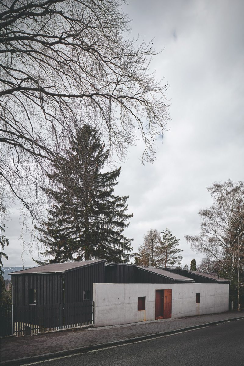 Tmavým dřevem obložený dům