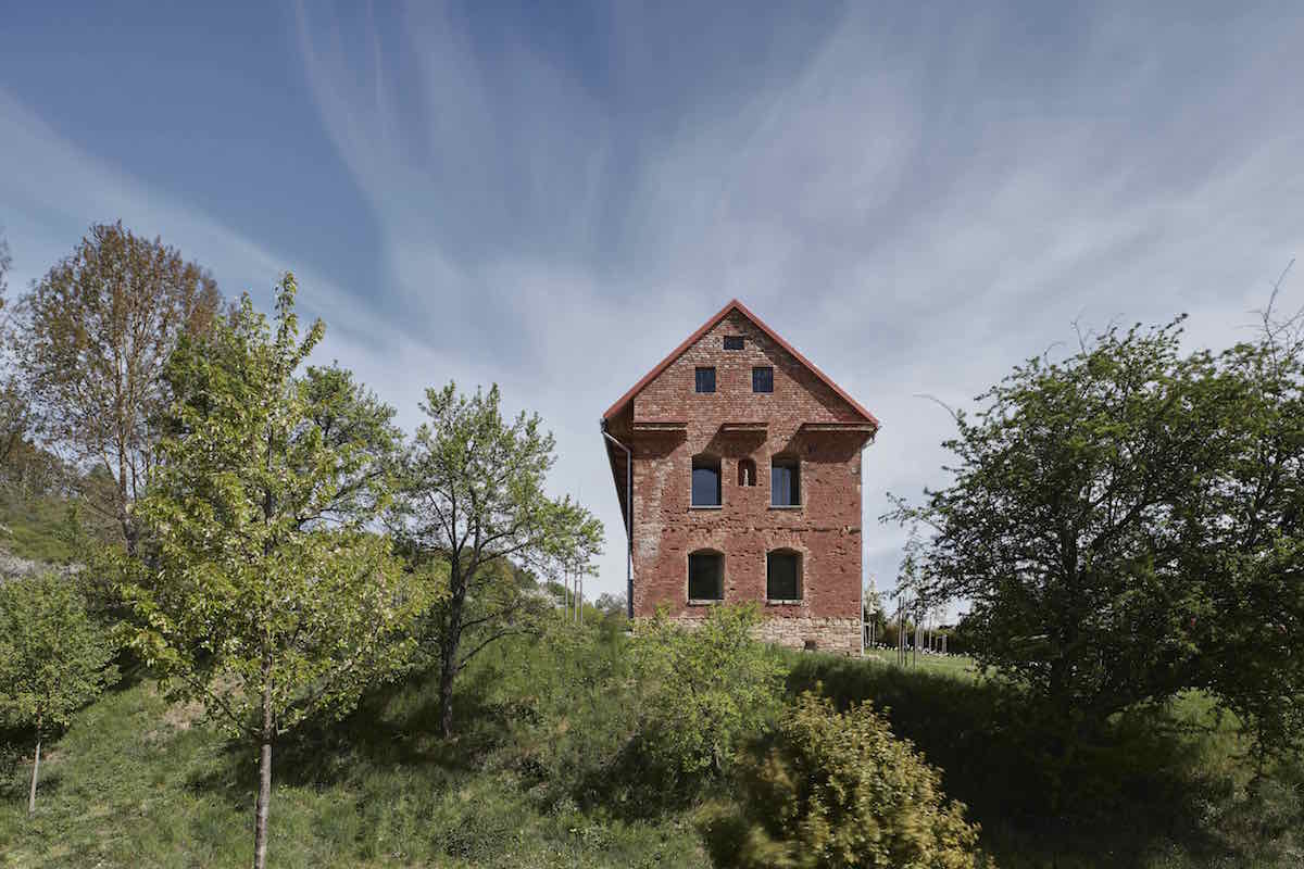 Vestavba v ruině: Projekt, který boří představy o tom, jak zacházet se starými domy