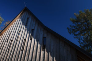 Modřínová fasáda vertikální okna