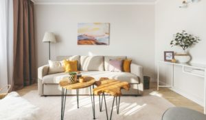Světlý obývací pokoj s drevěnými stolky