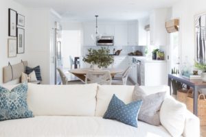 Obývací pokoj světlý s bílou pohovkou