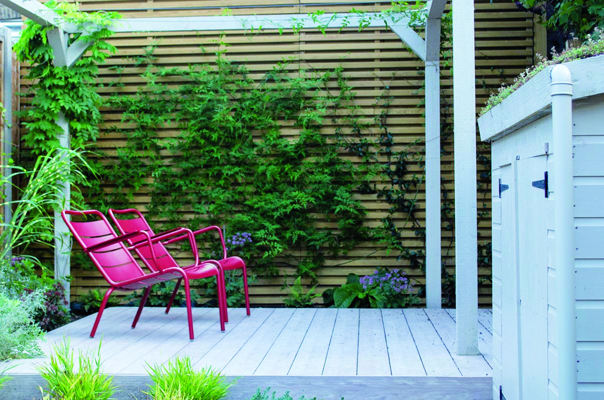 Dřevoplastová terasa a růžové židle