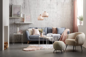 Pohovka v obývacím pokoji sivá růžová
