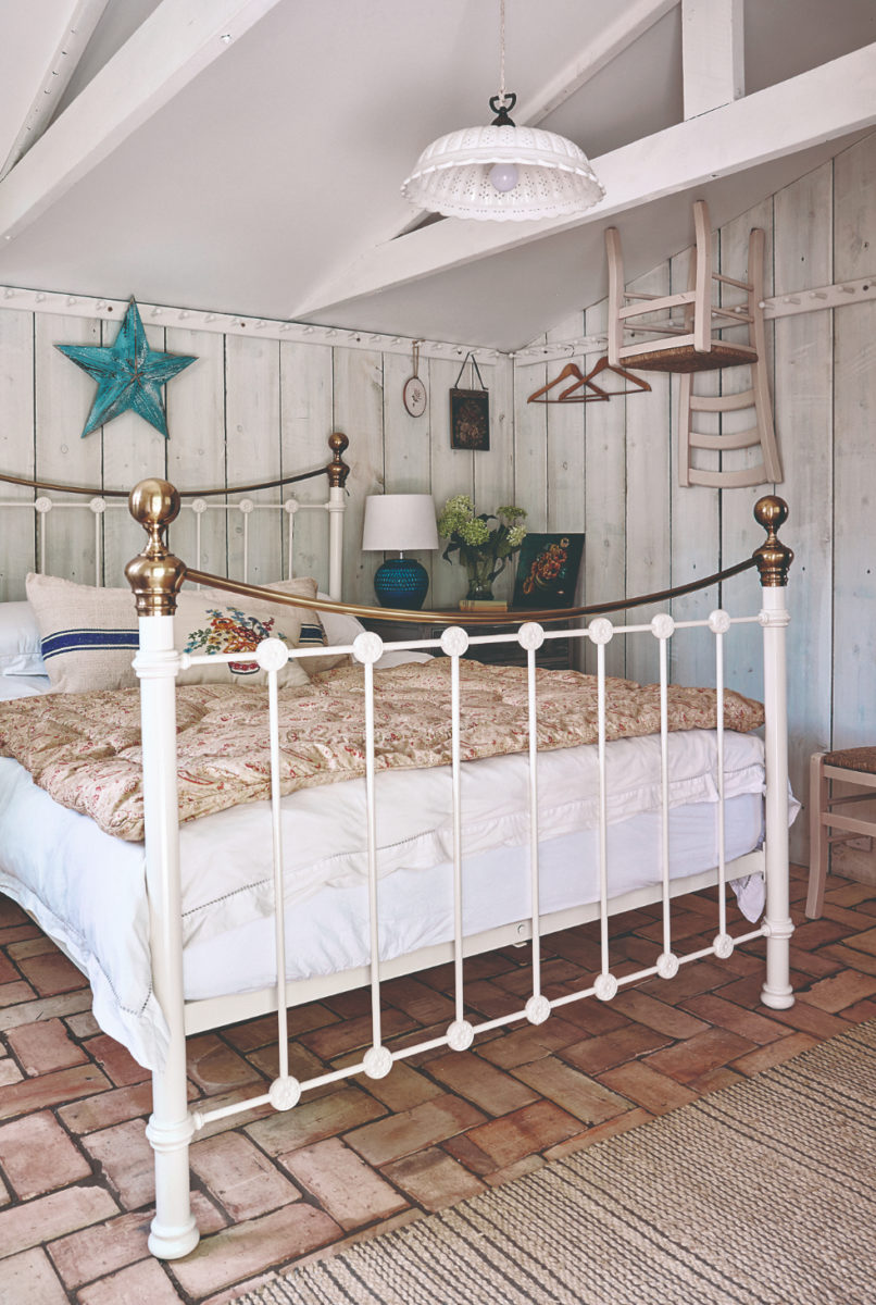 Ložnice s velkou rustikální postelí