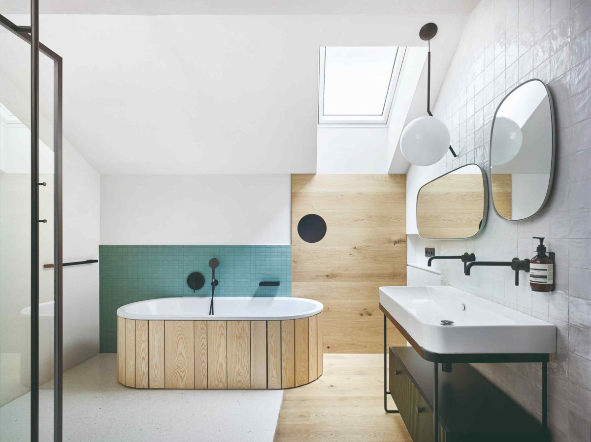 Koupelna vana s drevěným obkladem strešné okno