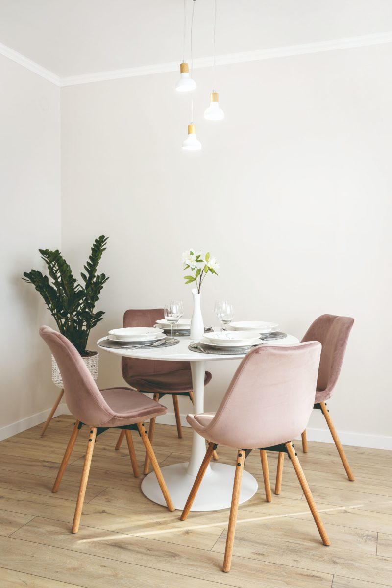 Jídelna jemná pastelová barva židlí