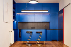 Modrá kuchyň barové židle
