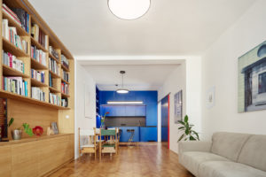 Obývací pokoj knihovna modrá kuchyň