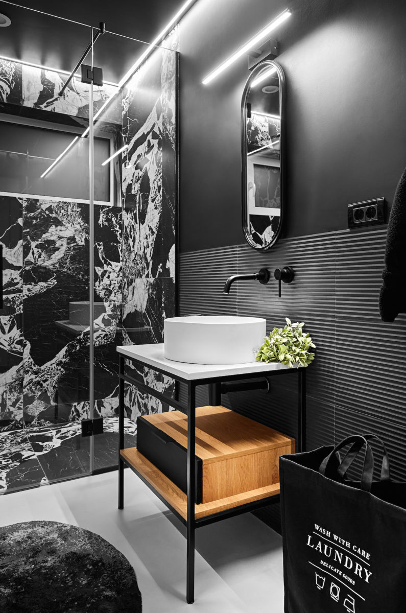 Výrazná černobílá mramorová koupelna