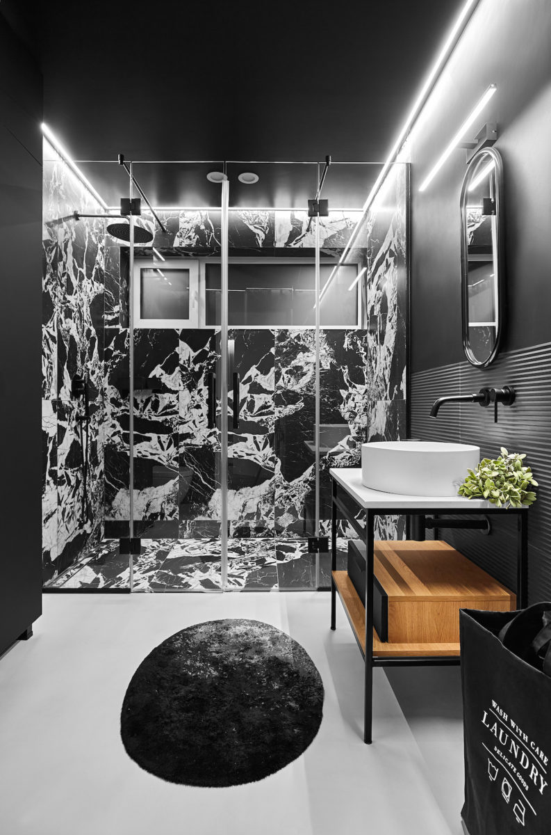 Výrazná černobílá mramorová koupelna