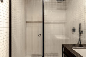 Sprchový kout za drátovaným sklem v černých rámech