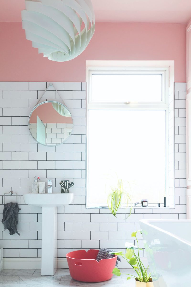 Růžové stěny v koupelně