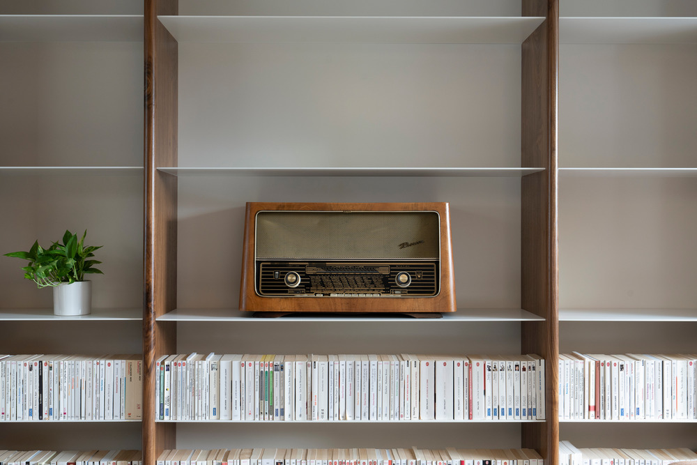 Retro rádio ve vestavěné knihovne v obýváku