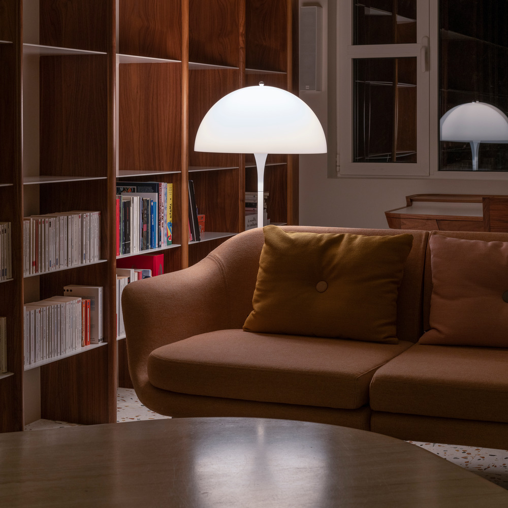 Retro lampa a gauč s knihovnou