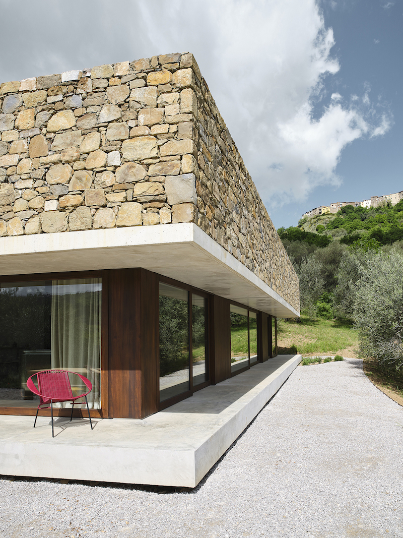 Dům obklopen olivovým hájem