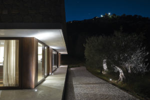 Prosklený středomořský dům v noci
