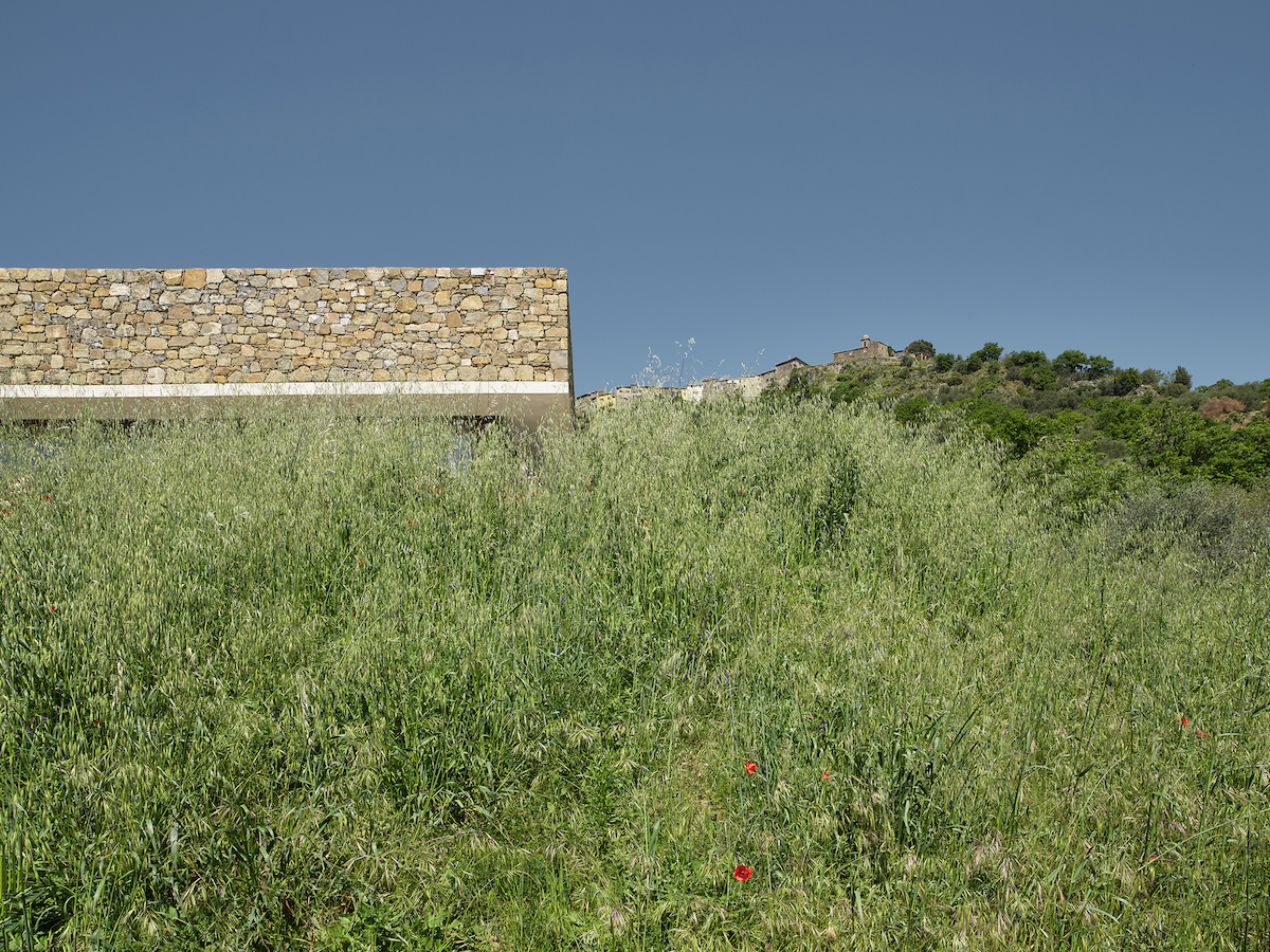 Kamenná deska domu na kopci