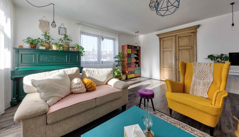 Obývačka s barevným nábytkem