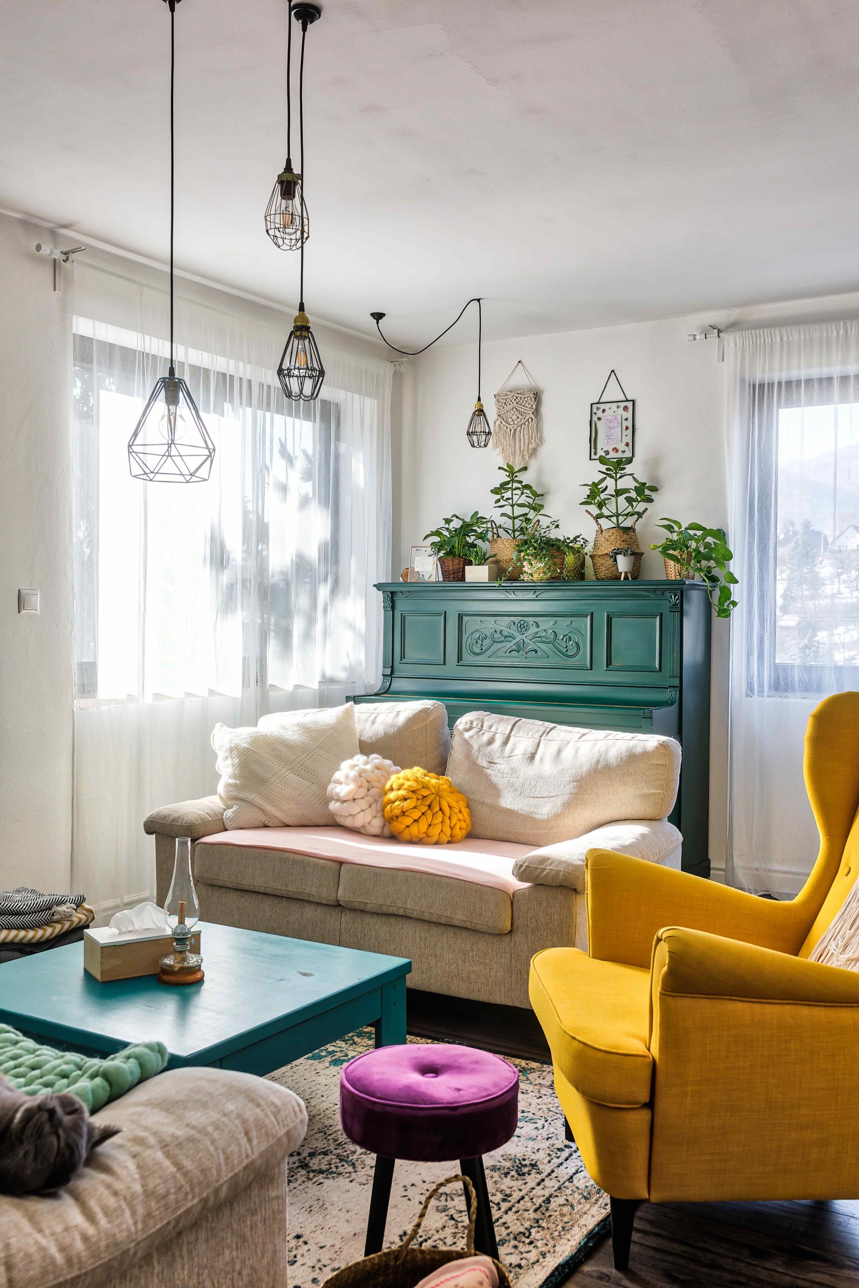 Obývačka s barevným nábytkem