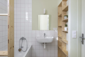 Koupelna s mozaikovou dlažbou a vanou