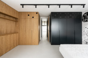 Vestavěné skříně drevěné a černé v ložnici
