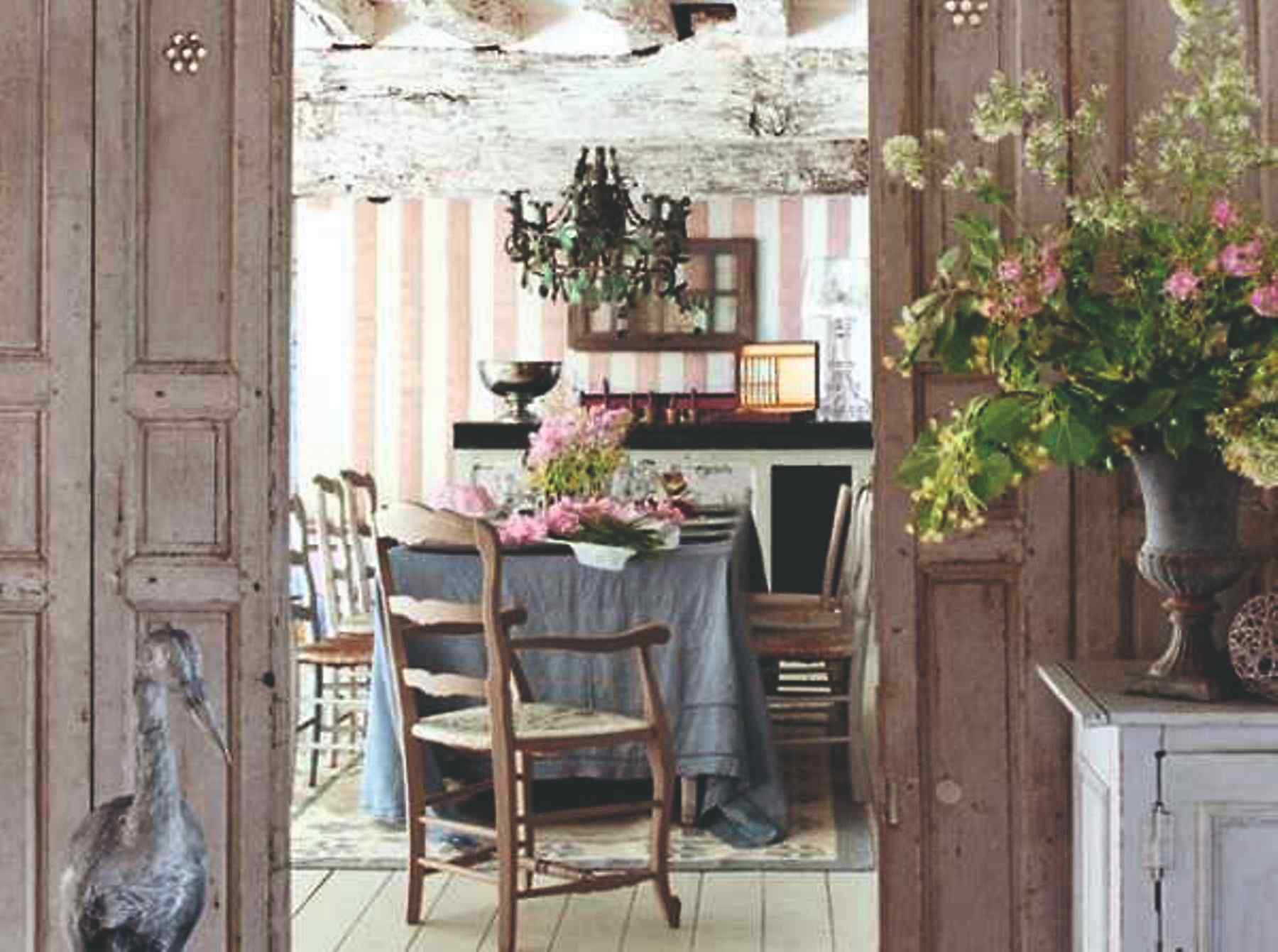 Provensalská jídelna s květinami a starožitním nábytkem