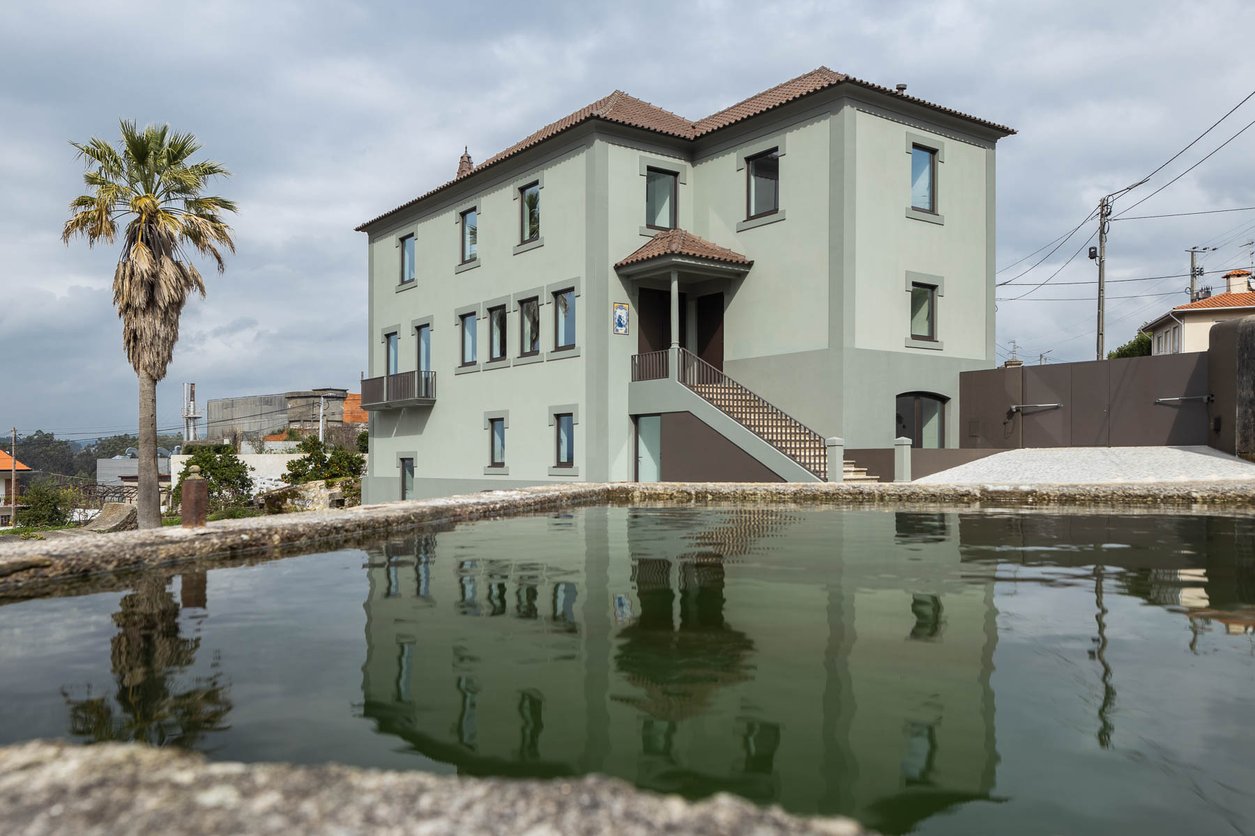 Třípodlažní zelený dům s jezírkem v Portugalsku