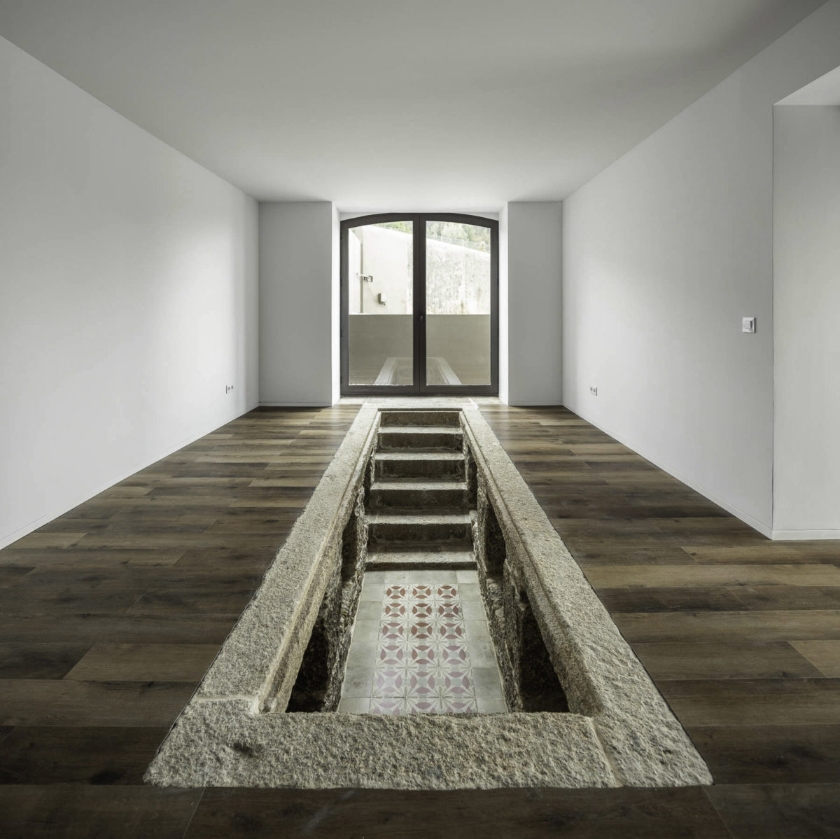 Zachovaná hydraulická mozaika vnořena dřevěné podlahy