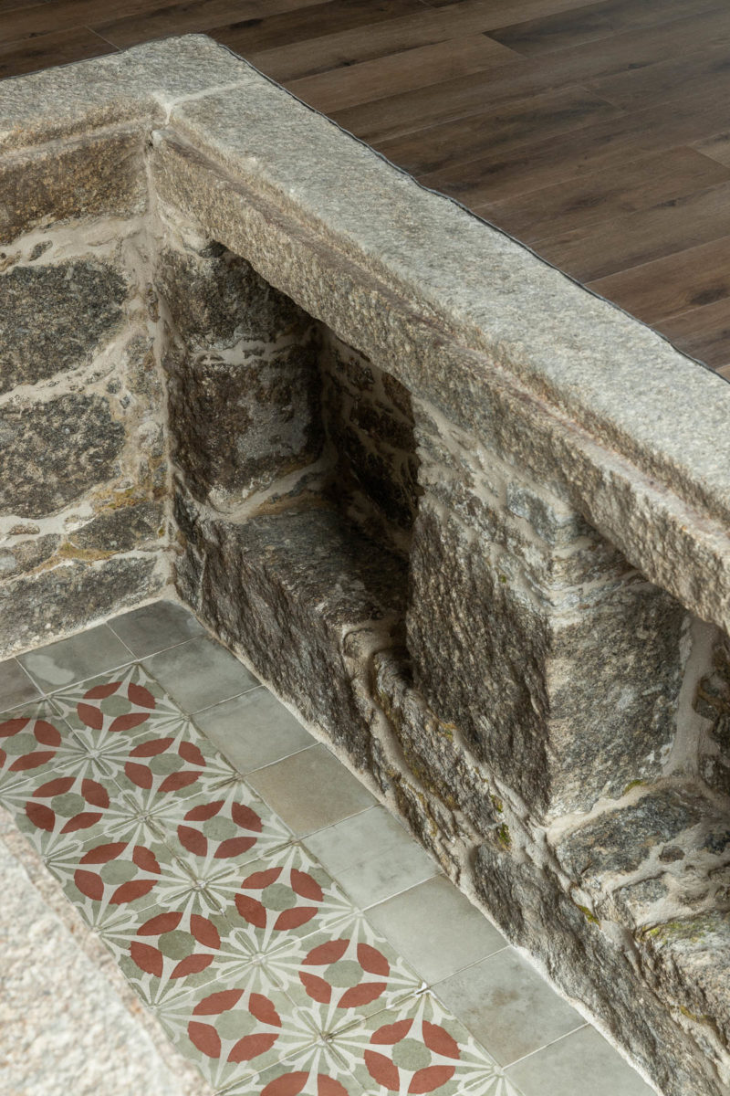 Zachovaná hydraulická mozaika vnořena dřevěné podlahy