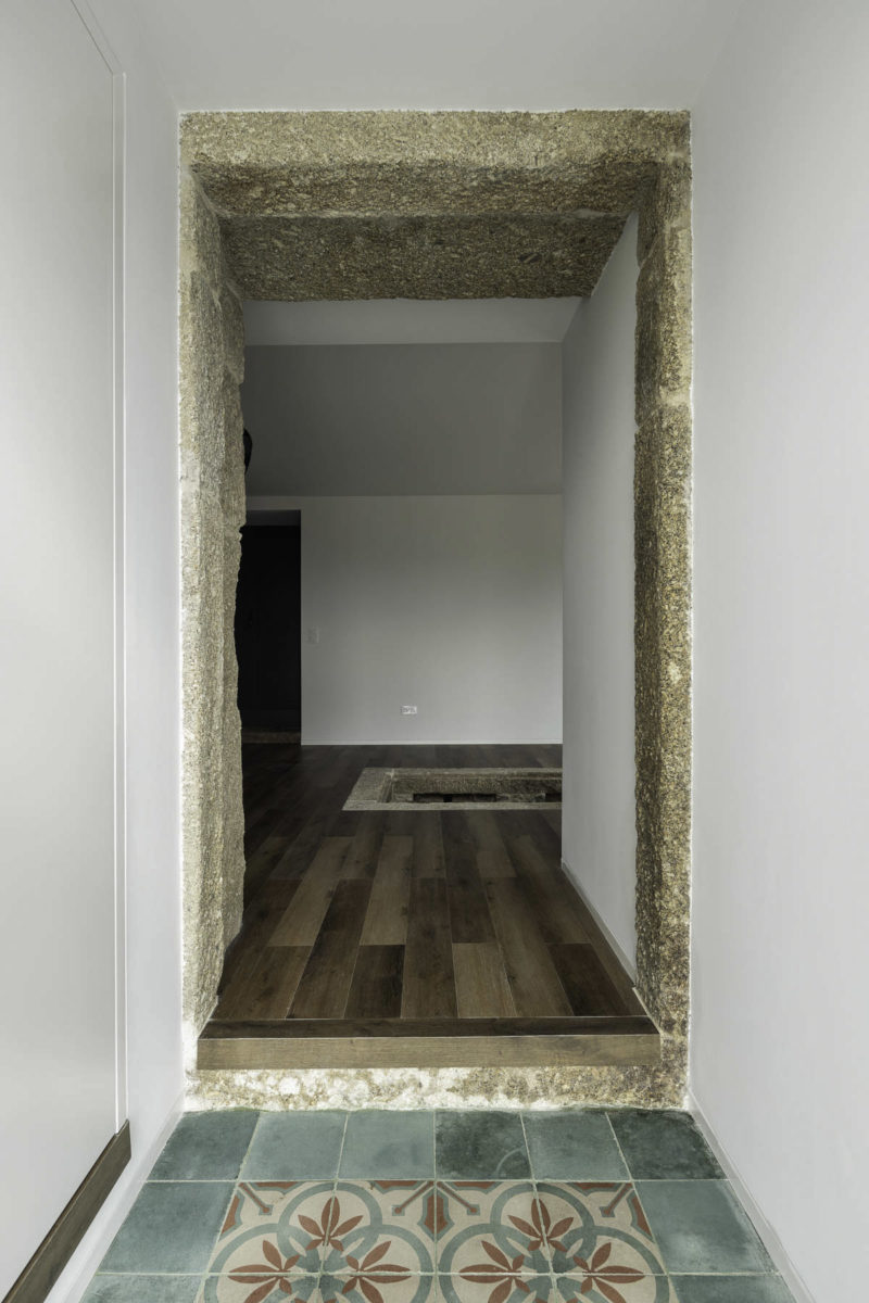 Odhalený kámen v chodbě